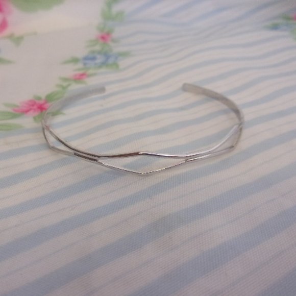 Sarah Coventry Silver Cuff Bracelet - Picture 4 of 8